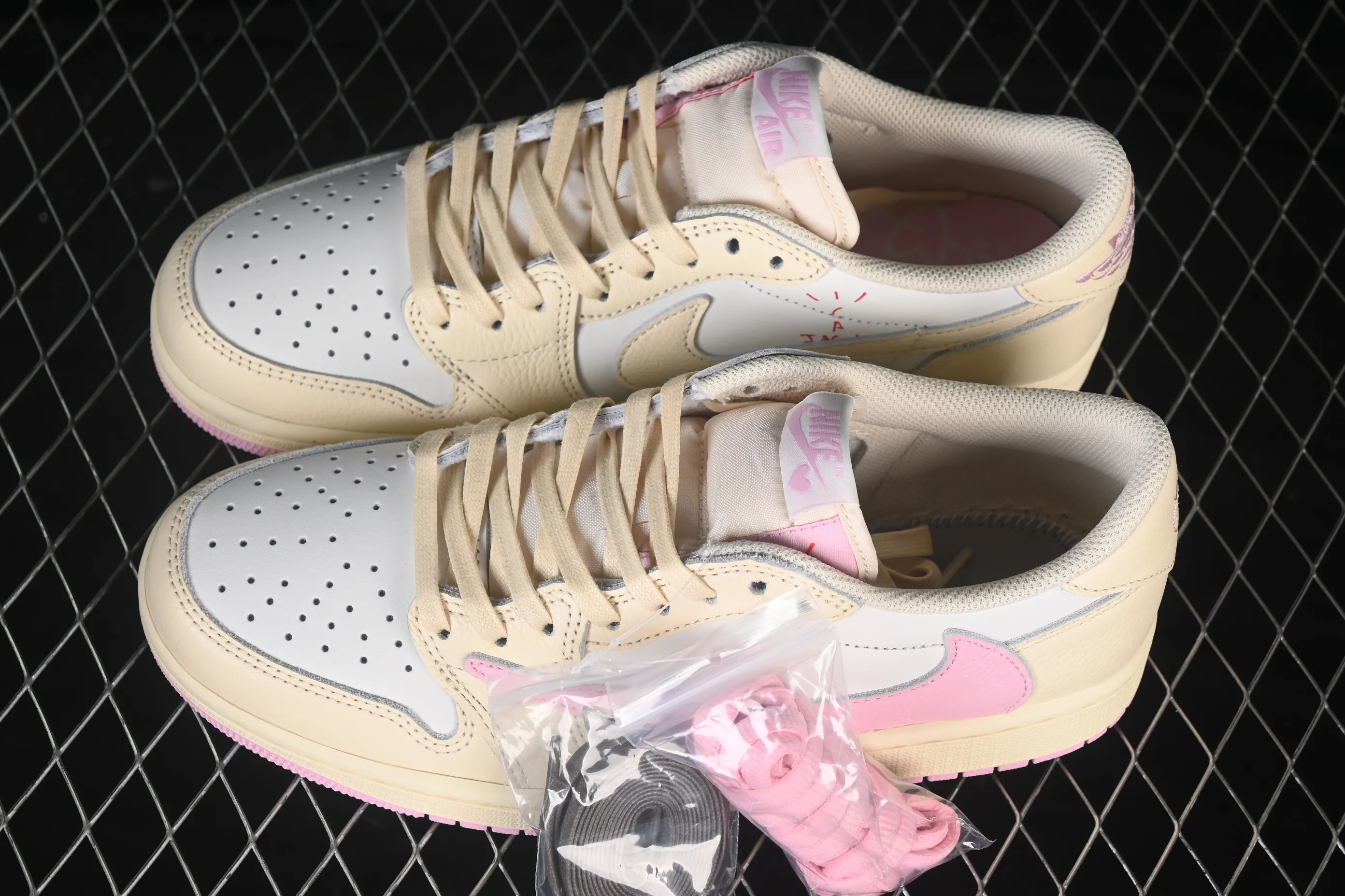 All Categories Air Jordan Jordan series basketball shoes Air Jordan 1 Low LJR version Travis Scott x Air Jordan 1 Low OG AJ1 Joe 1 joint undercut IQ7604-100